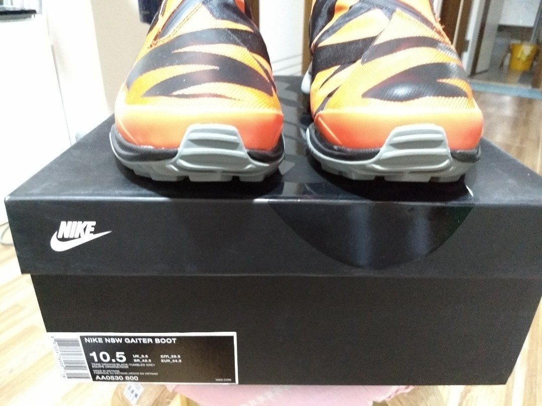 NIKE （分類：波鞋）位於 Hong Kong。 由 ellen.kityee 提交（商品編號 166406312，圖片 2）。簡介： 全新男裝波鞋，新買兩星期，未著過，原價$1799 Color:TEAM ORANGE/BLACK-TUMBLED GREY 想多了解，可私訊。