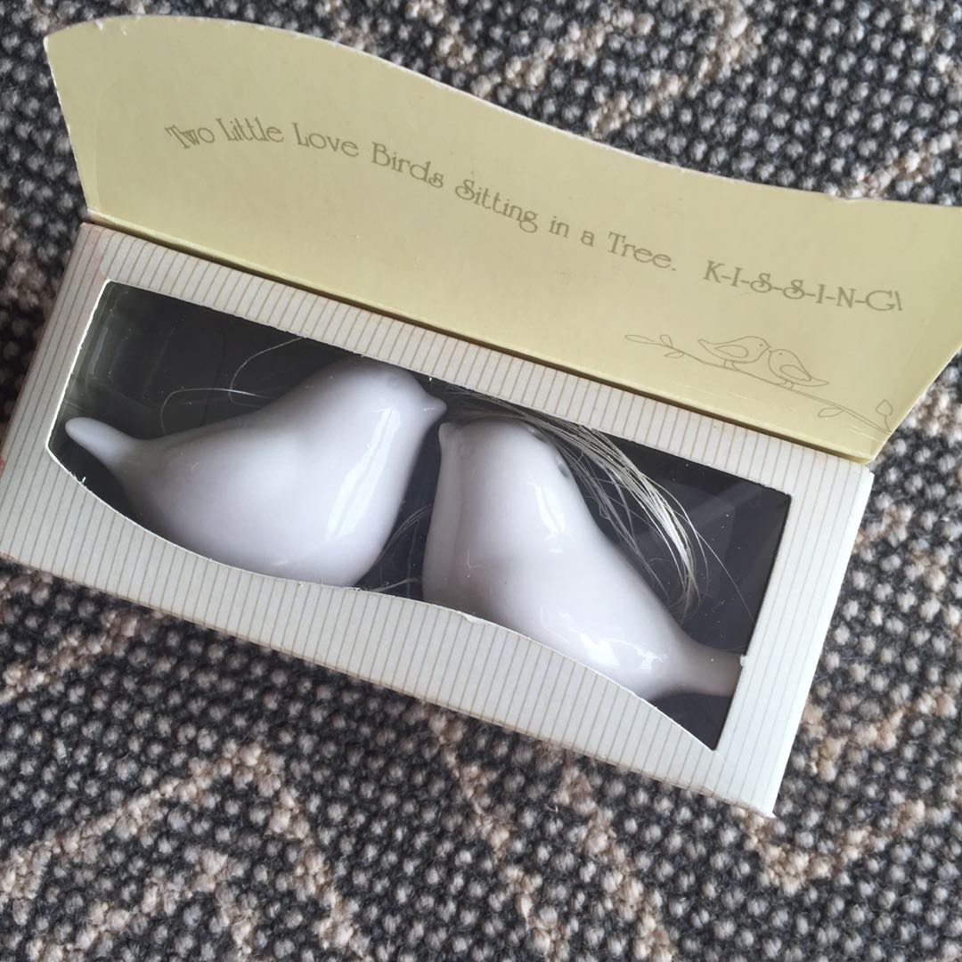 Salt & pepper shakers (Category: Pitchers & Dispensers) located in Nusajaya. Submitted by blacksheep.98478672 (Listing ID 166364859, Image 2). Description: Love birds salt & pepper shaker Box 12cm X 5cm X 4cm Bird 5cm X 4cm Condition 10/10 For serious buyer only By cash Meet up.