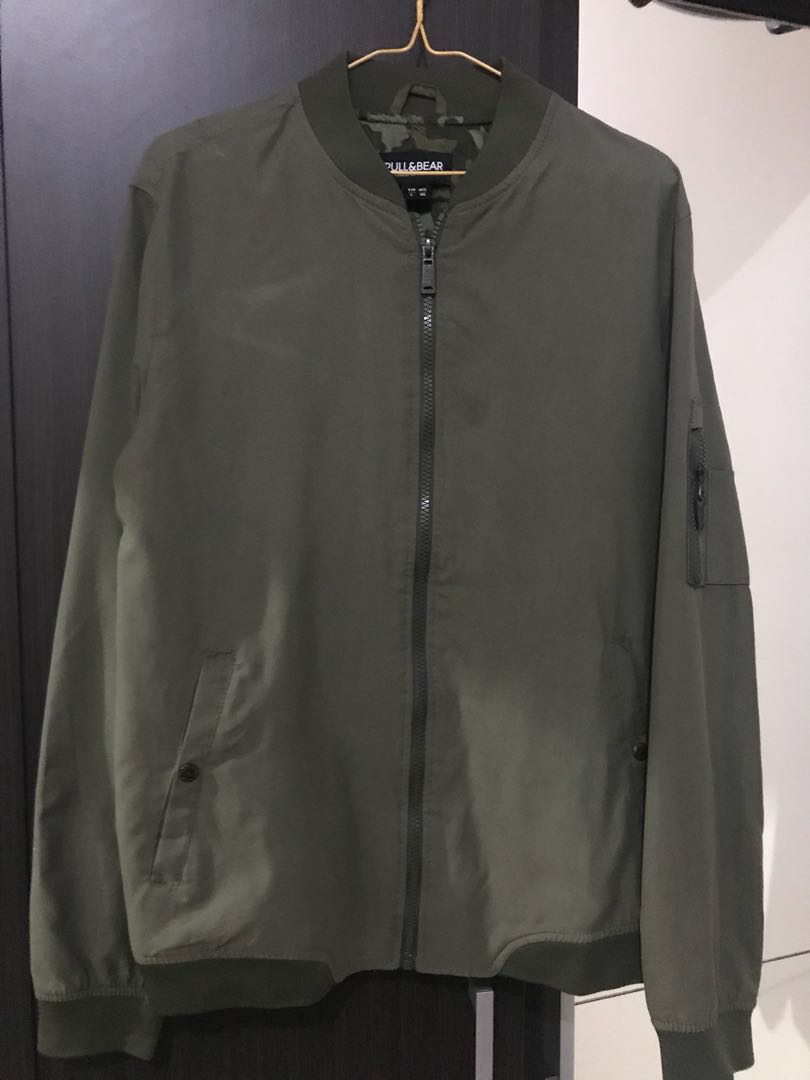 Bomber Pull & Bear Navy, Fesyen Pria, Pakaian di Carousell