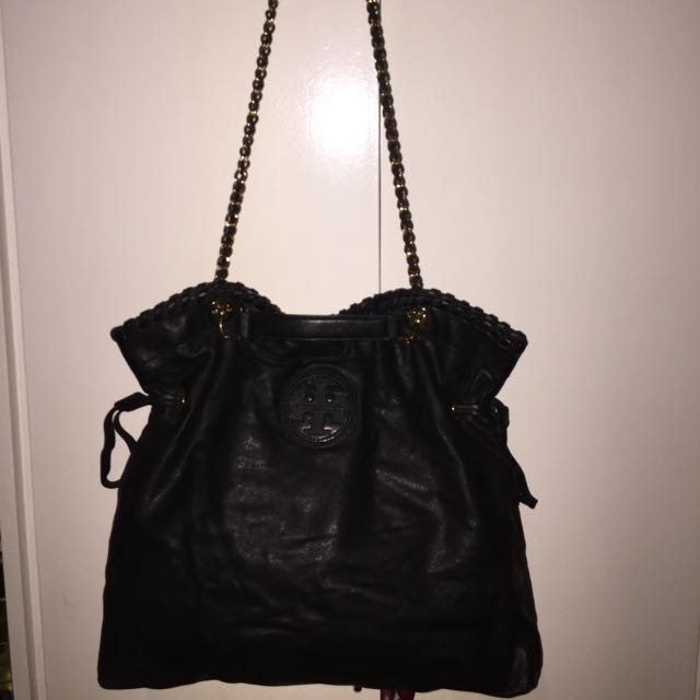 Tory Burch Marion Tote (Category: Luxury Bags & Wallets) located in Quezon City. Submitted by locola (Listing ID 63668090, Image 2). Description: Pre loved in good condition. Comes with dustbag and paper bag.