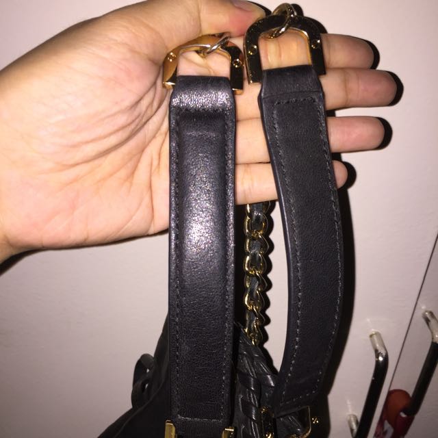Tory Burch Marion Tote (Category: Luxury Bags & Wallets) located in Quezon City. Submitted by locola (Listing ID 63668090, Image 3). Description: Pre loved in good condition. Comes with dustbag and paper bag.