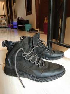 Sepatu beludru Zara Original Tubular style Limited in indonesia