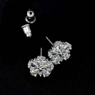 High quality sparkly cz stones Earrings (Category: Rings) located in Valenzuela. Submitted by glamwork (Listing ID 166807950, Image 3). Description: Sparkly and High quality! 🔥💕 330pesos only! ✔AAA+ Princess Cut Clear Cubic Zirconia ✔3 Times Fine Polishing Mirror Finish White Gold Plated 👉Real gold and platinum plated 👉non tarnish 👉hypoallergenic 👉nickel free 👉nicer in actual 👉Top grade austrian cubic zirconia, can be compared to real dia