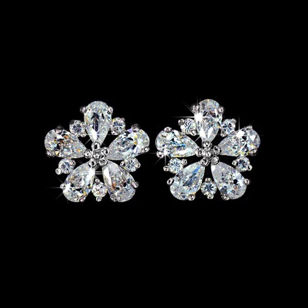 High quality sparkly cz stones Earrings (Category: Rings) located in Valenzuela. Submitted by glamwork (Listing ID 166807950, Image 1). Description: Sparkly and High quality! 🔥💕 330pesos only! ✔AAA+ Princess Cut Clear Cubic Zirconia ✔3 Times Fine Polishing Mirror Finish White Gold Plated 👉Real gold and platinum plated 👉non tarnish 👉hypoallergenic 👉nickel free 👉nicer in actual 👉Top grade austrian cubic zirconia, can be compared to real dia