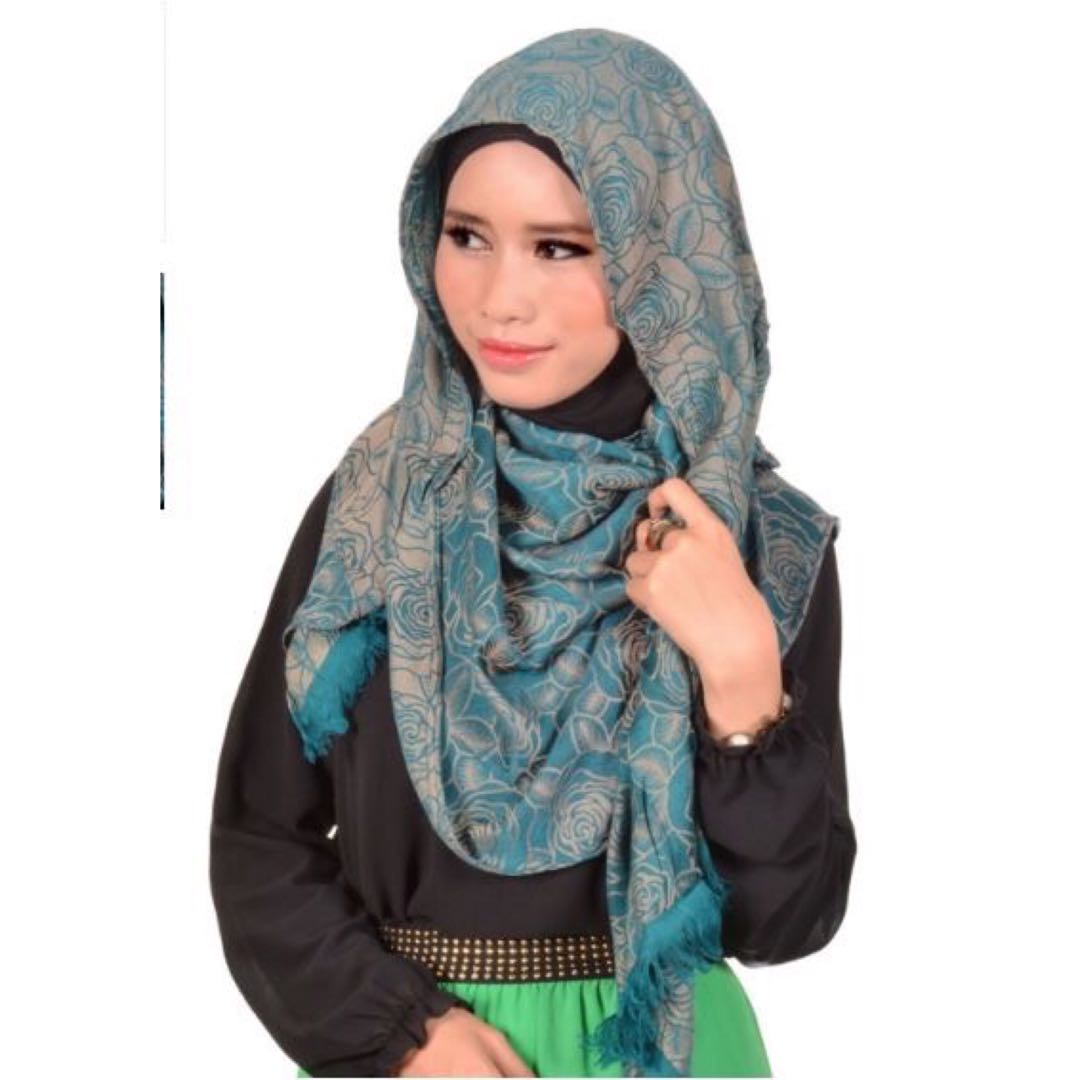 Shawl Standard Fariha Silk Corak Bunga Ros Hijau Women S Fashion Muslimah On Carou Fariha Silk Corak Bunga Ros Hijau