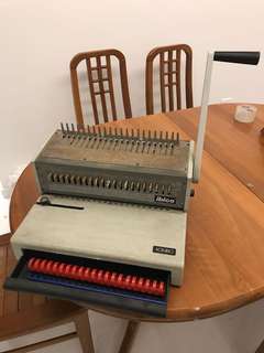 Binding machine and binding combs