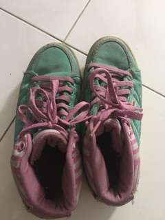LEAGUE SEPATU KEDS