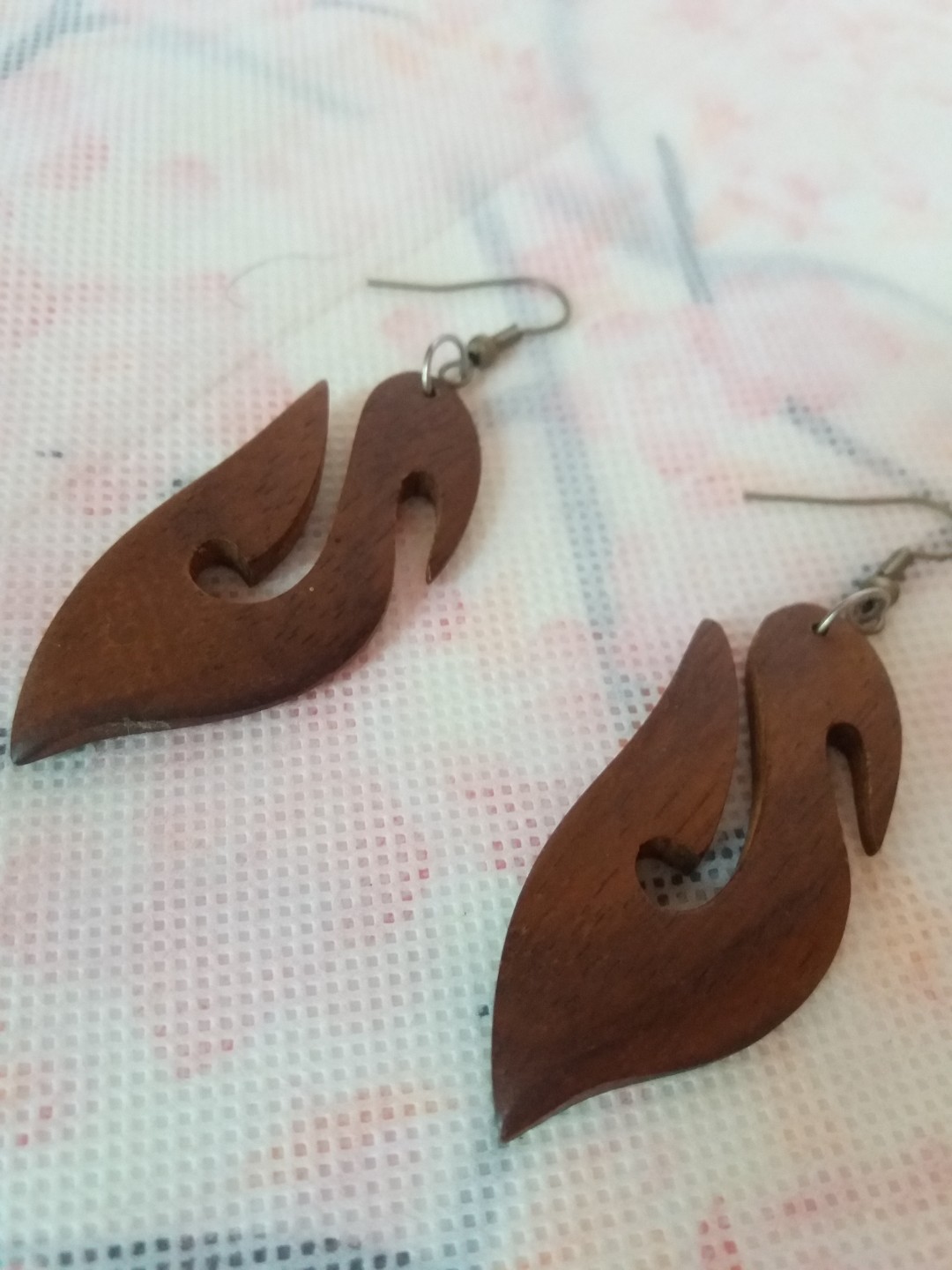 Anting Kayu Lucu Bentuk Huruf S Desain Kerajinan Tangan Barang