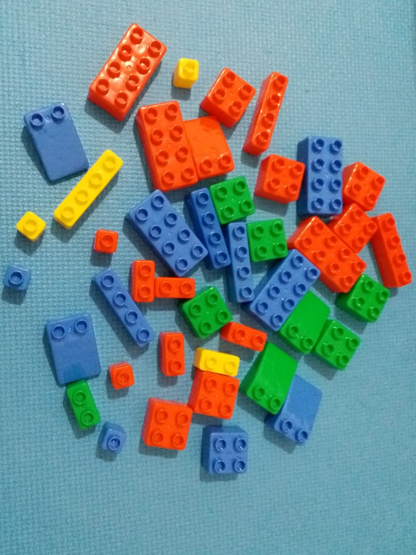 Blocks （分類：嬰兒玩具）位於 Hong Kong。 由 mooncaca 提交（商品編號 166992497，圖片 3）。簡介： 內有42件積木，90%new 小朋友自己拉積木行, 亦可在上面砌積木， 玩完後放入箱中， 整齊乾淨！。