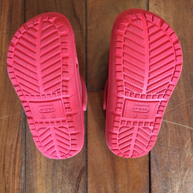 red croc shoes