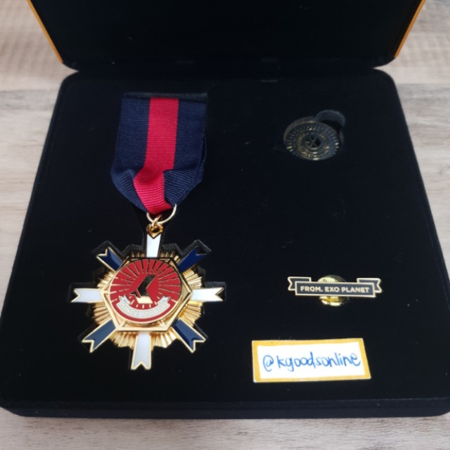 Official Chanyeol Exo 6th Anniversary Medal Badge Set Hobbies Toys Memorabilia Collectibles K Wave On Carousell