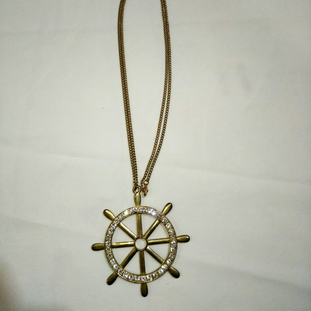 Sparkly Ship Steering Wheel Necklace, Women's Fashion, Jewelry