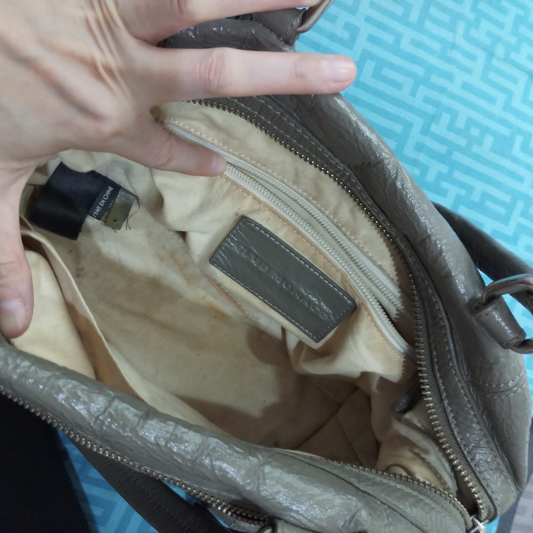 Club Monaco Bag (Category: Luxury Bags & Wallets) located in Quezon City. Submitted by mystylecoma (Listing ID 167330857, Image 2). Description: Its my favorite bag Gray medium bag very useful dami ko nalalagay inside magaan sya .may pen stain inside needs cleaning pwede labahan inside..