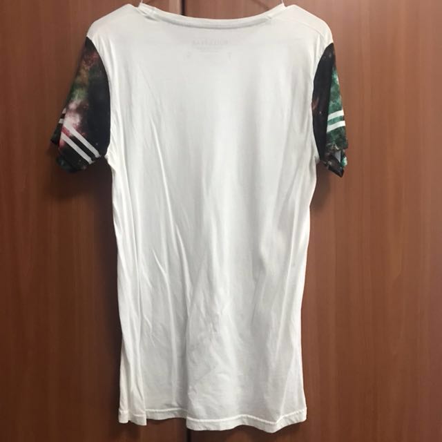 PULL & BEAR Tee (Category: Tshirts & Polo Shirts) located in Singapore. Submitted by authenkicks (Listing ID 153062679, Image 4). Description: PULL & BEAR Galaxy T Shirt Used Once authentic 💯 from Pull & Bear Ion Orchard Size S asian size PM or Whatsapp 98356669.