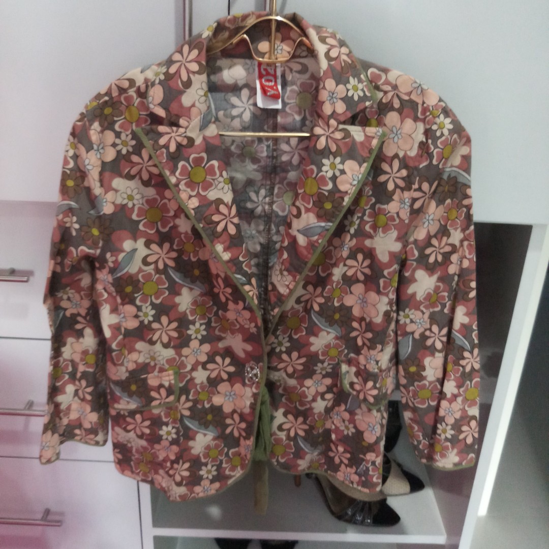 Blazer (Category: Coats, Jackets and Outerwear) located in Quezon City. Submitted by mystylecoma (Listing ID 167574002, Image 2). Description: Used but not abused Small frame.