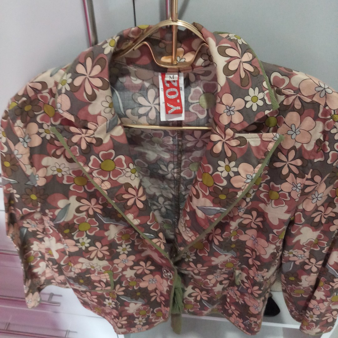 Blazer (Category: Coats, Jackets and Outerwear) located in Quezon City. Submitted by mystylecoma (Listing ID 167574002, Image 3). Description: Used but not abused Small frame.