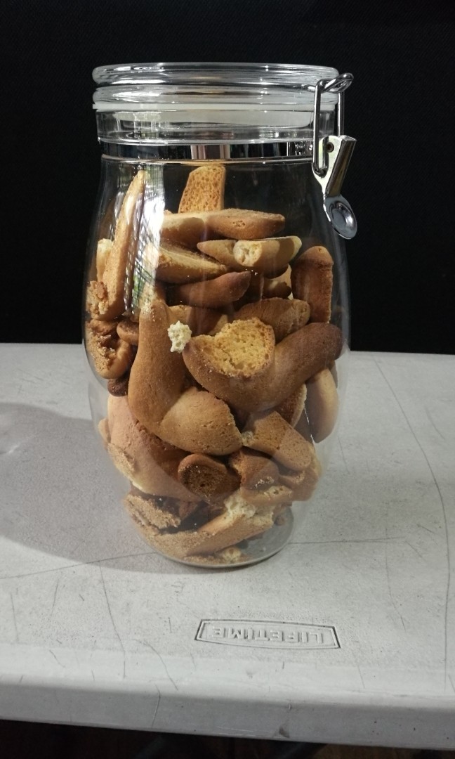 Cookie jar plastic seaded with rubber (Category: Bakeware) located in Quezon City. Submitted by toys_r_here (Listing ID 167764477, Image 1). Description: What u see is what u get Ship or meet pwed 11inches long.