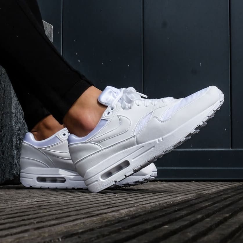 air max 1 triple white