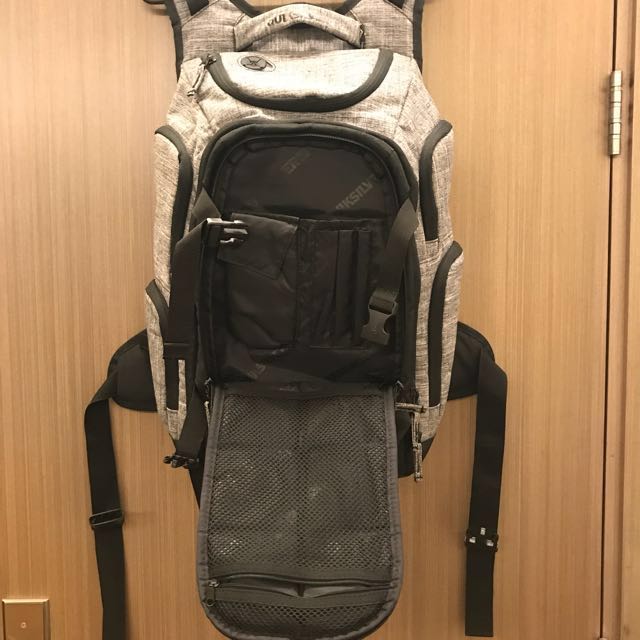 Quicksilver Backpack （分類：背包）位於 Hong Kong。 由 kwan1002 提交（商品編號 119507481，圖片 2）。簡介： size: H 20" W 13" Colour: Gray 90%new Quicksilver shop 購入。