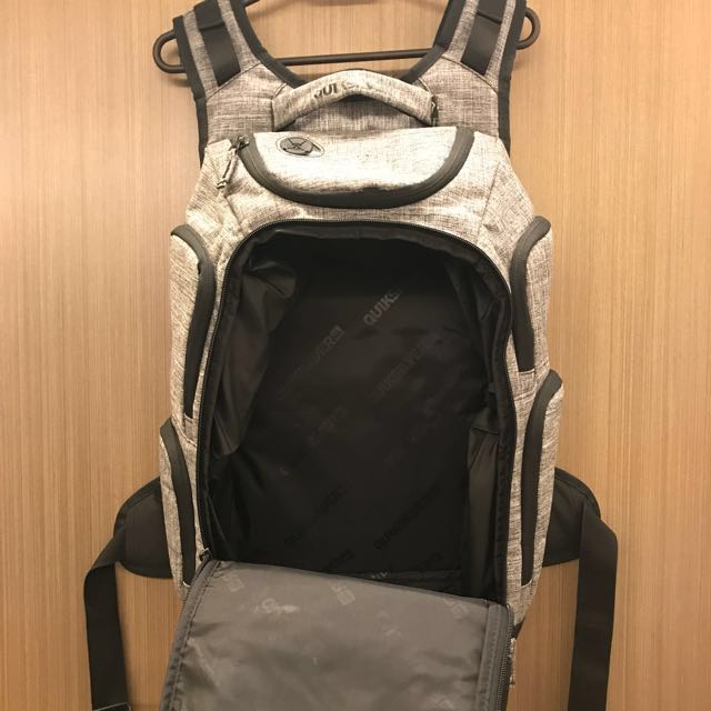 Quicksilver Backpack （分類：背包）位於 Hong Kong。 由 kwan1002 提交（商品編號 119507481，圖片 3）。簡介： size: H 20" W 13" Colour: Gray 90%new Quicksilver shop 購入。