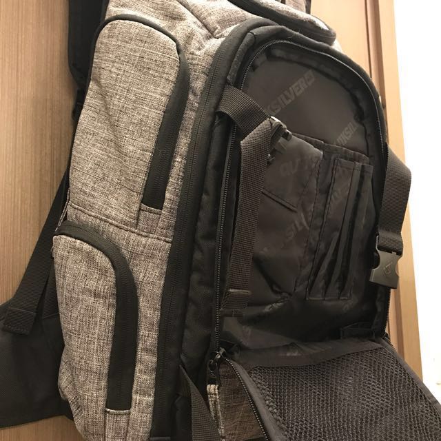 Quicksilver Backpack （分類：背包）位於 Hong Kong。 由 kwan1002 提交（商品編號 119507481，圖片 4）。簡介： size: H 20" W 13" Colour: Gray 90%new Quicksilver shop 購入。