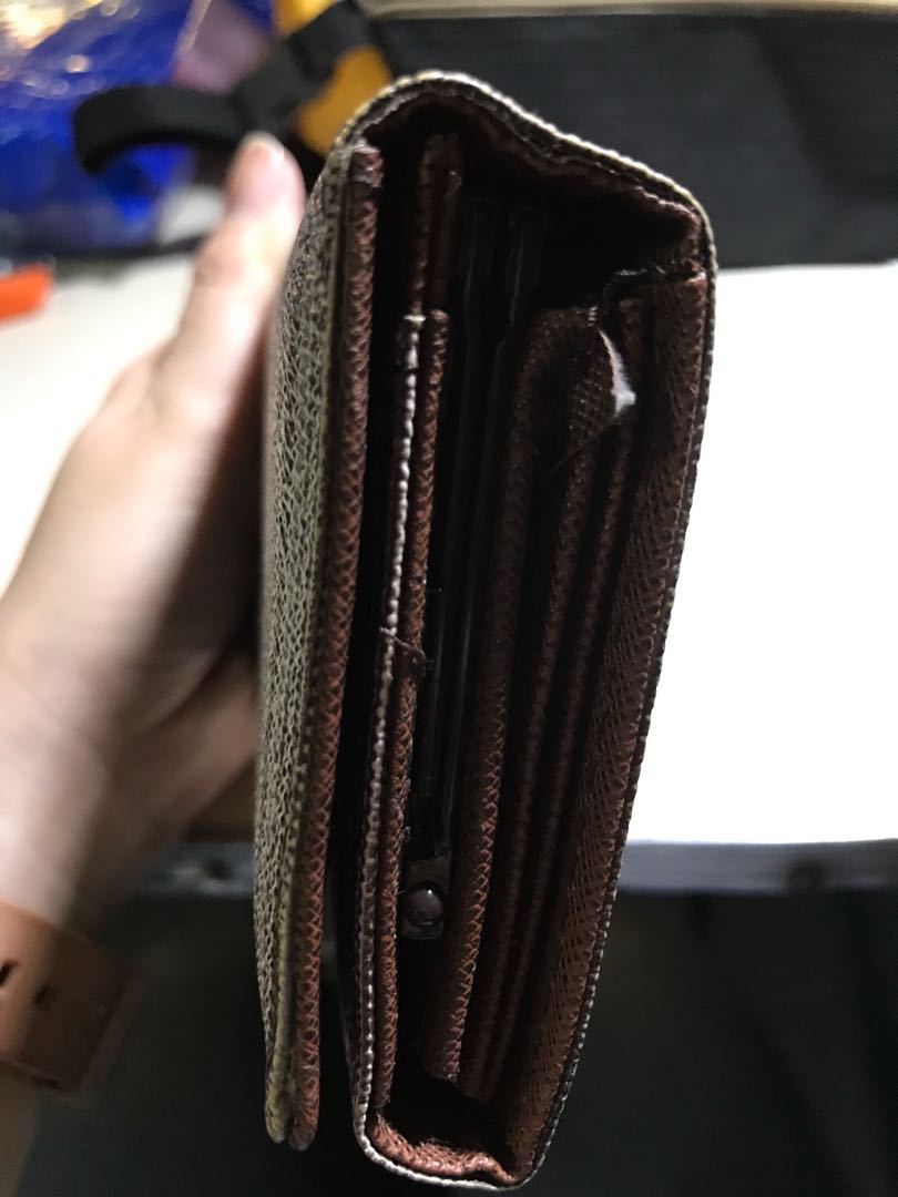 Brown wallet (Category: Wallets & Card holders) located in Mandaluyong City. Submitted by blakehip (Listing ID 167895593, Image 2). Description: .