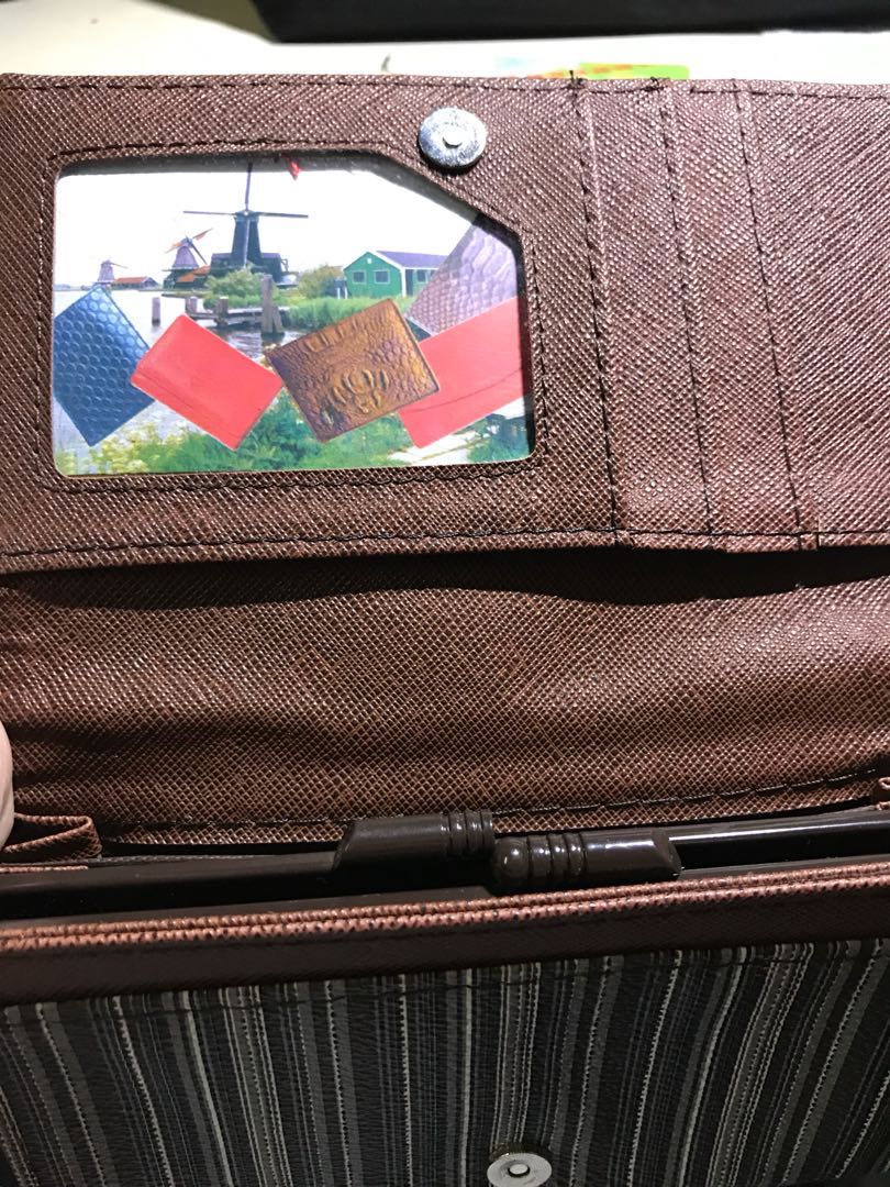 Brown wallet (Category: Wallets & Card holders) located in Mandaluyong City. Submitted by blakehip (Listing ID 167895593, Image 3). Description: .