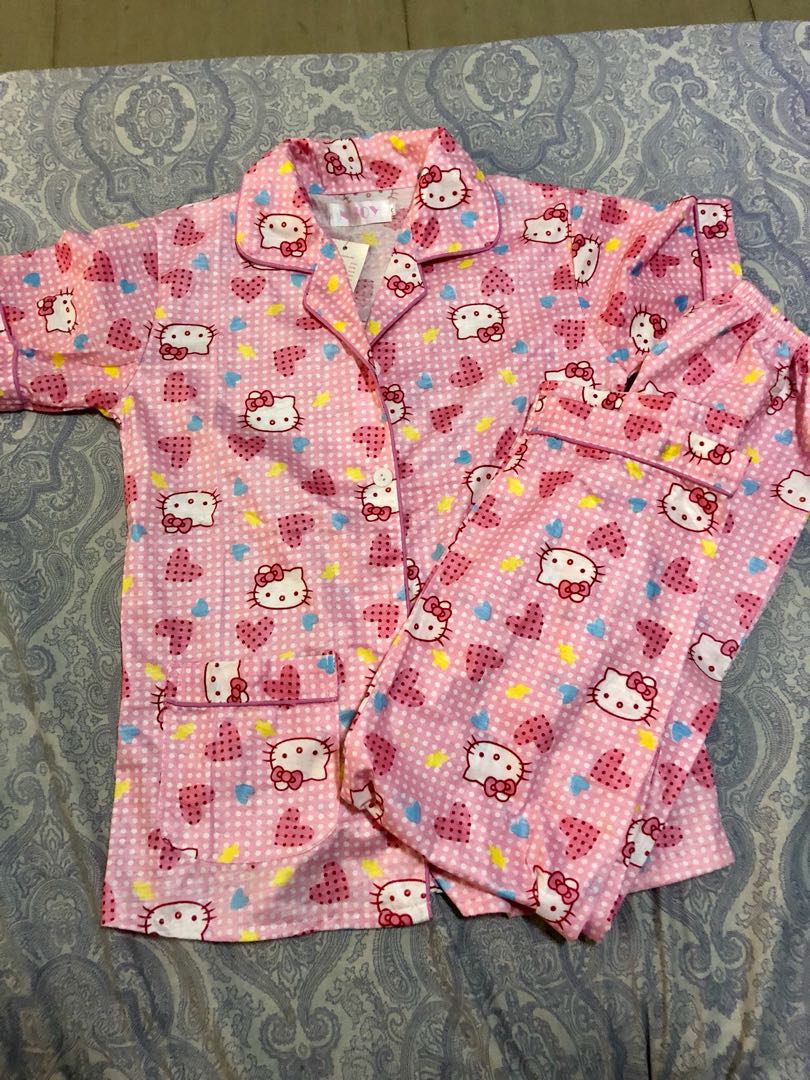 Hello Kitty Pajama Set (Category: Traditional & Ethnic wear) located in Mandaluyong City. Submitted by blakehip (Listing ID 167896854, Image 1). Description: item is new, super cute in actual but doesn’t fit me got the wrong size.