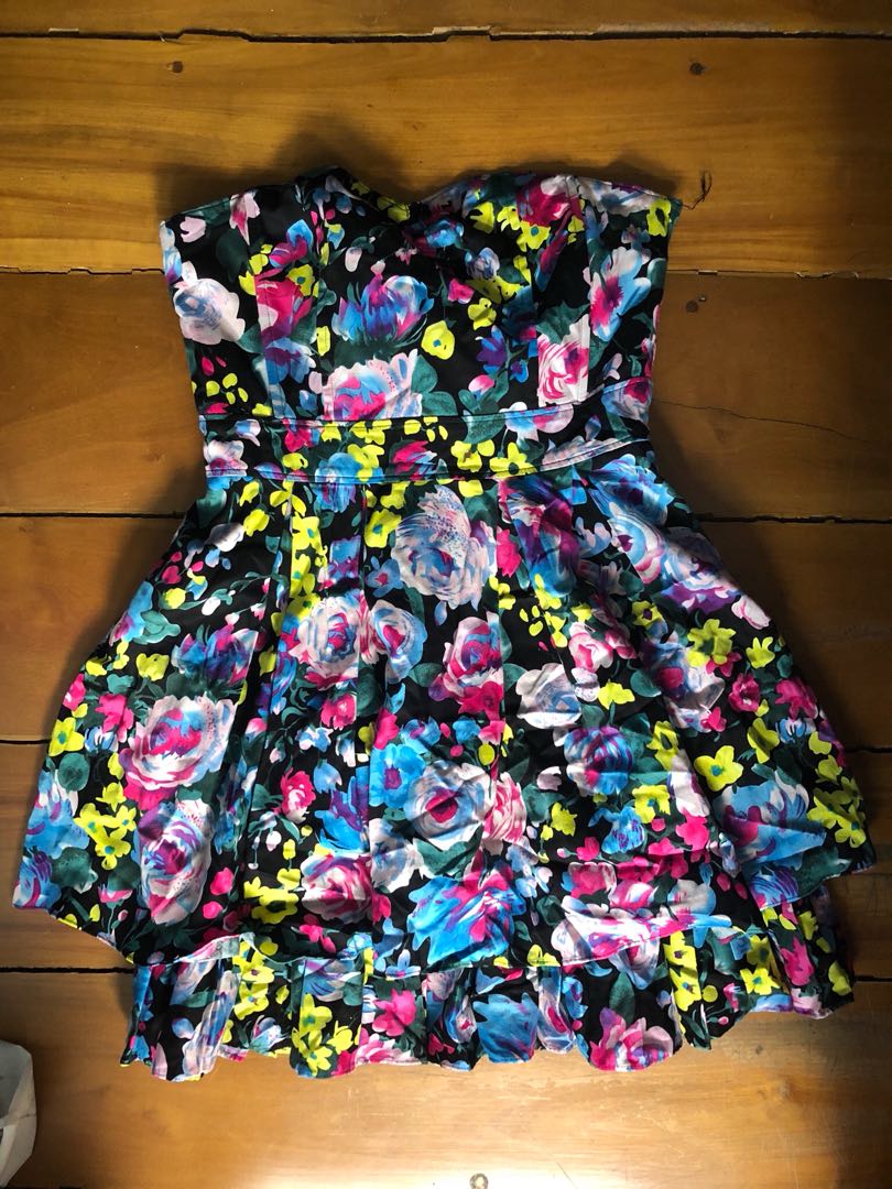H&M tube dress (Category: Dresses) located in Pasig City. Submitted by seyeresor (Listing ID 167892103, Image 1). Description: - fits small to medium - Pre-loved and in good condition - Store-brought - Payment through BPI - Shipment shouldered by buyer (P50 for Metro Manila) RFS: decluttering, too many clothes.