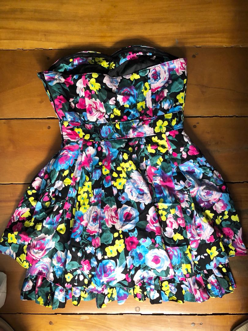H&M tube dress (Category: Dresses) located in Pasig City. Submitted by seyeresor (Listing ID 167892103, Image 2). Description: - fits small to medium - Pre-loved and in good condition - Store-brought - Payment through BPI - Shipment shouldered by buyer (P50 for Metro Manila) RFS: decluttering, too many clothes.