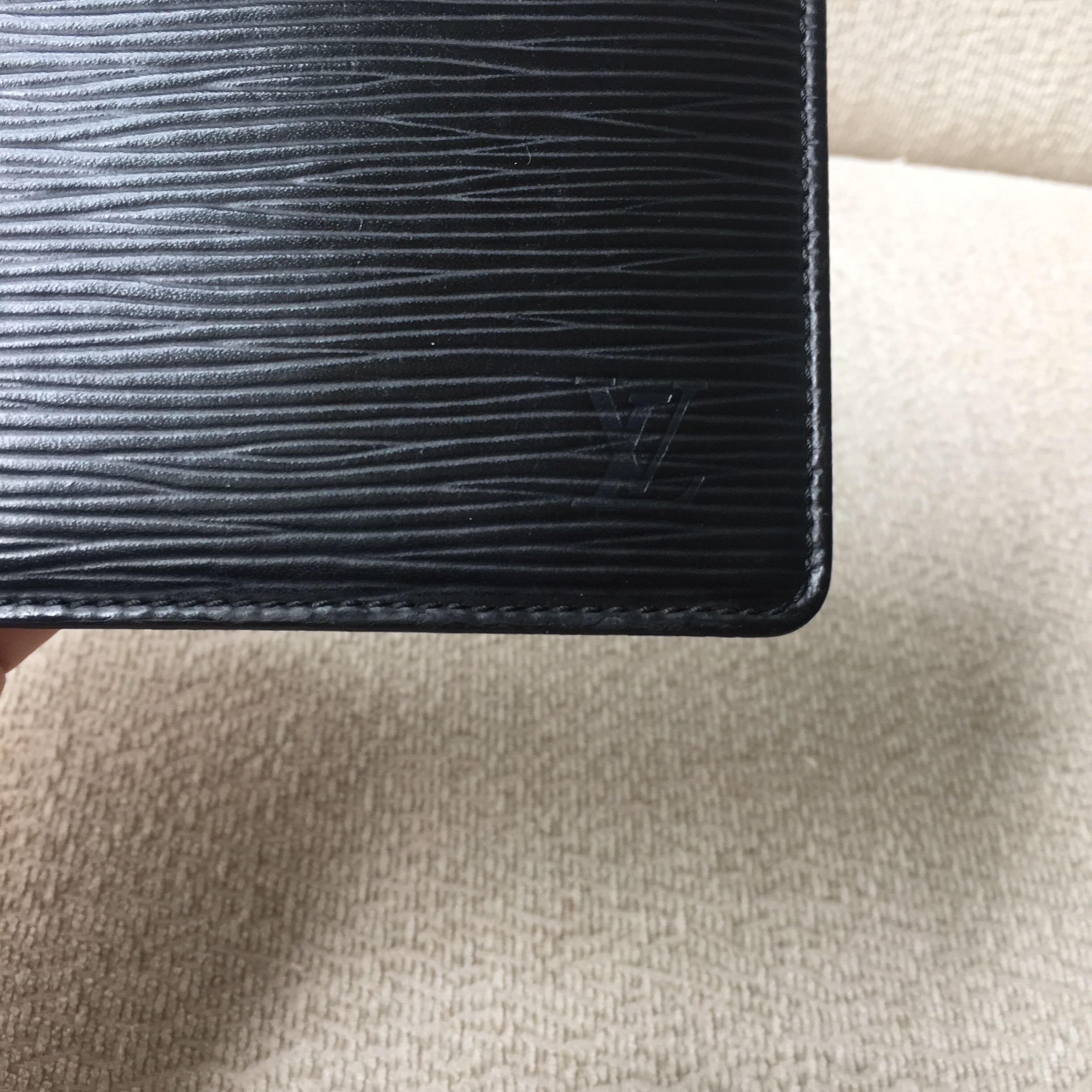 Louis Vuitton Vintage Epi Leather Two Card Holder Wallet (SHF-16759) –  LuxeDH