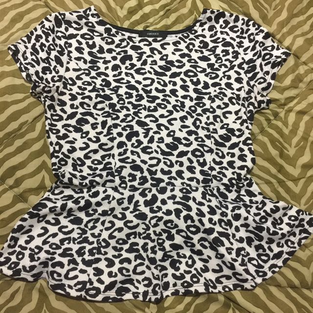 F21 Animal Print (Category: Sets or Coordinates) located in Davao. Submitted by heyimmyk (Listing ID 143743352, Image 1). Description: Size: Small.