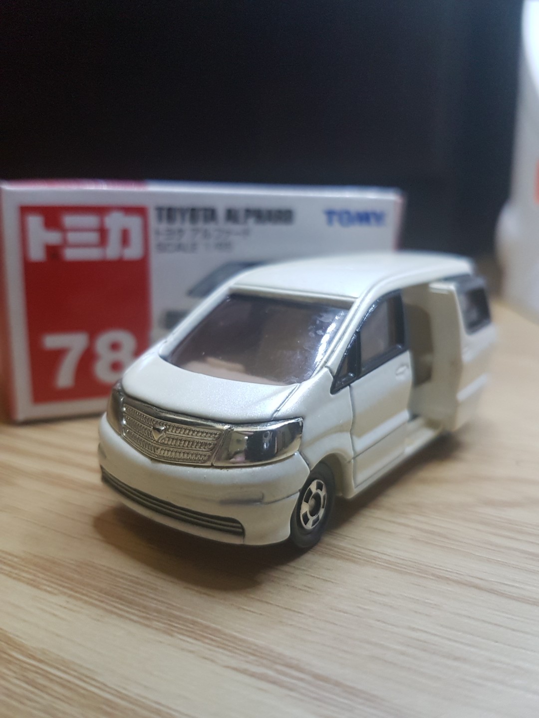 Takara Tomy Diecast Tomica No. 78 Toyota Alphard 2002 scale 1 65