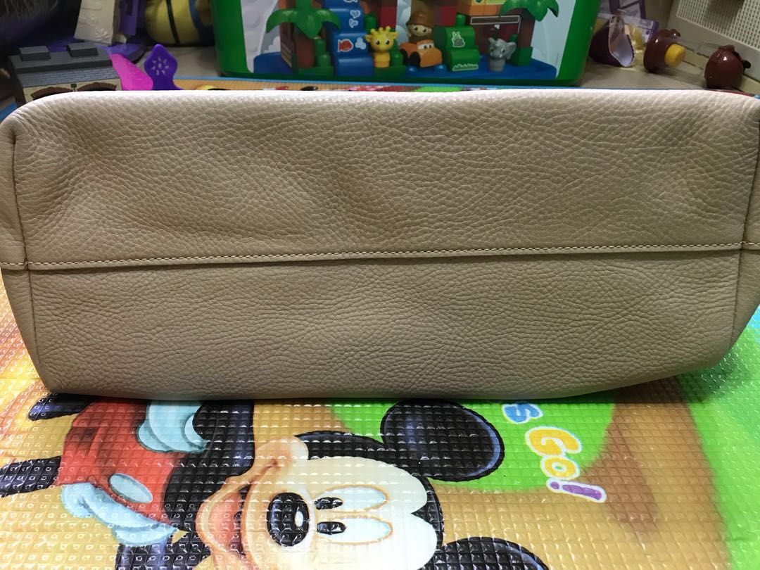 Prada 手袋 95%新 （分類：多用途袋）位於 Hong Kong。 由 jc.jessica 提交（商品編號 159682522，圖片 4）。簡介： 類型: 包 Material: 真皮。