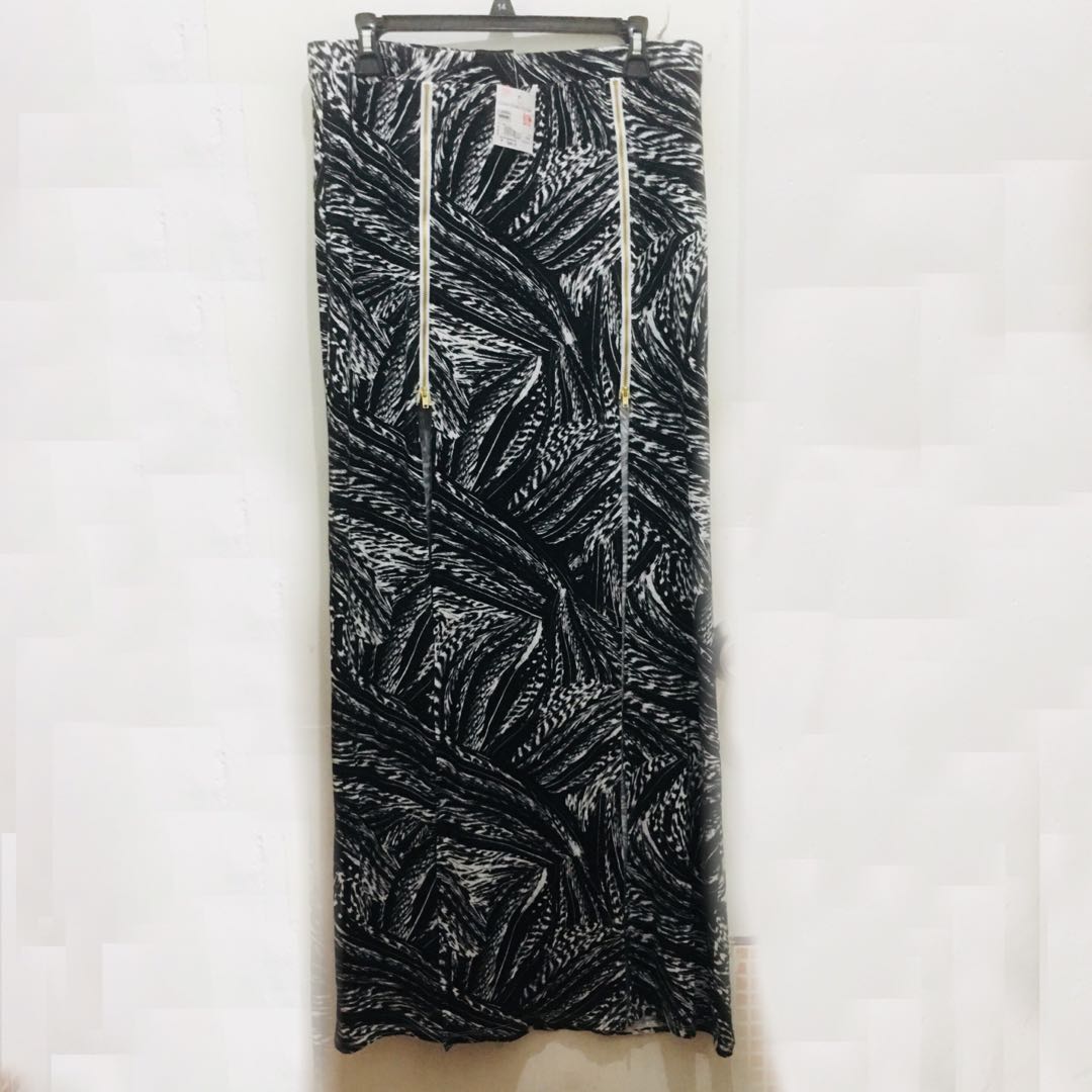 Guess Liliana Double Slit Maxi Skirt (Category: Skirts) located in San Pedro. Submitted by me-shops (Listing ID 168478761, Image 1). Description: 100% original and new Original price: P1998.00 Available sizes m: L and XL Will fit XL - XXL Garterized and stretchable Pm me for inquiries 🤗 Kindly view my listings 😘.