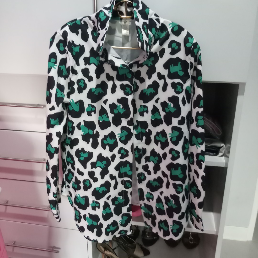 Longsleeves (Category: Longsleeves) located in Quezon City. Submitted by mystylecoma (Listing ID 168421458, Image 2). Description: Never wore just stored in my closet.