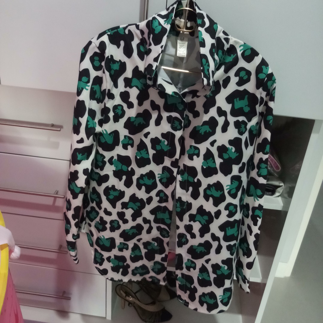 Longsleeves (Category: Longsleeves) located in Quezon City. Submitted by mystylecoma (Listing ID 168421458, Image 3). Description: Never wore just stored in my closet.