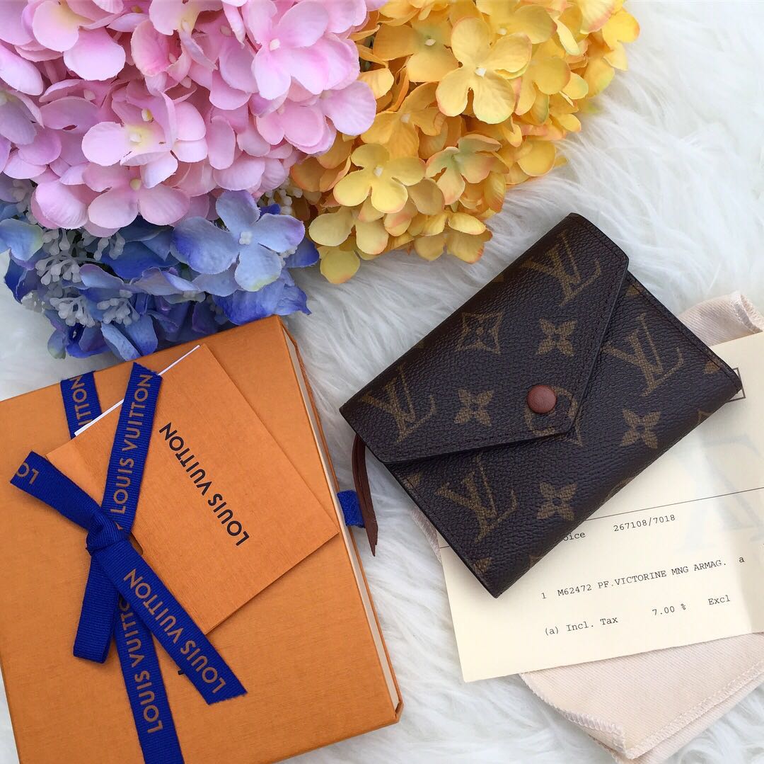 Louis Vuitton Capucines wallet review 2018  Comparison w Victorine wallet,  Chanel small wallet 