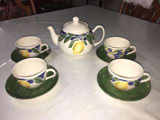 Tea set including tea pot and 4 x cup and saucer