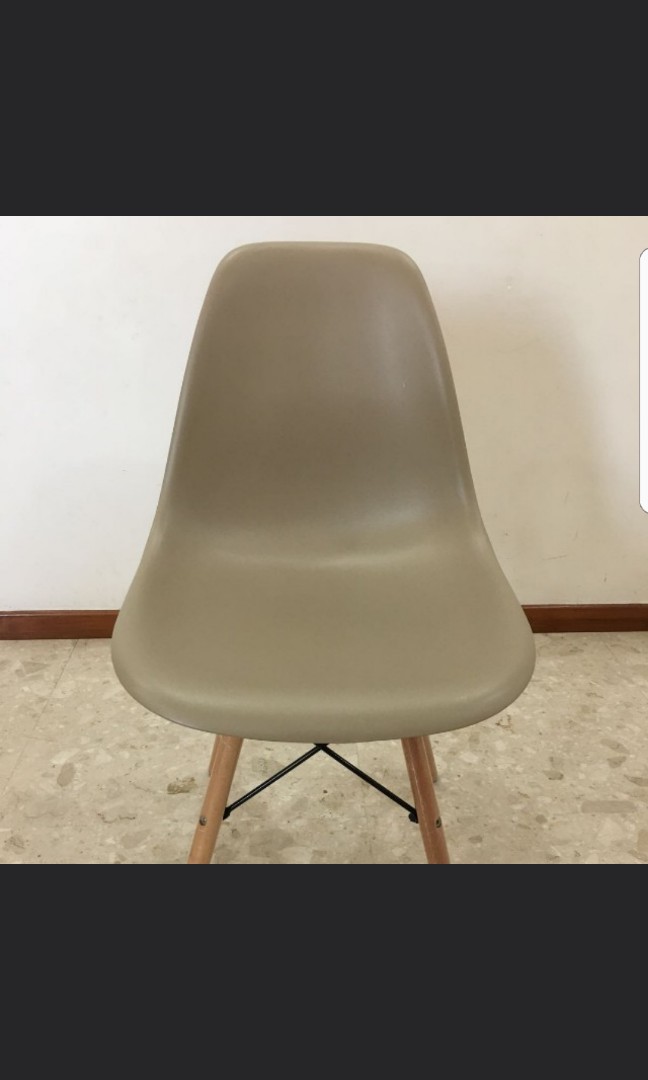 Dining table set (Category: Tables & Sets) located in Singapore. Submitted by idekyou (Listing ID 168686137, Image 2). Description: Condition: 8/10! Cheap like dirt! 4 chairs + 1 dining table Contact Winston @ 83239458 to deal :).