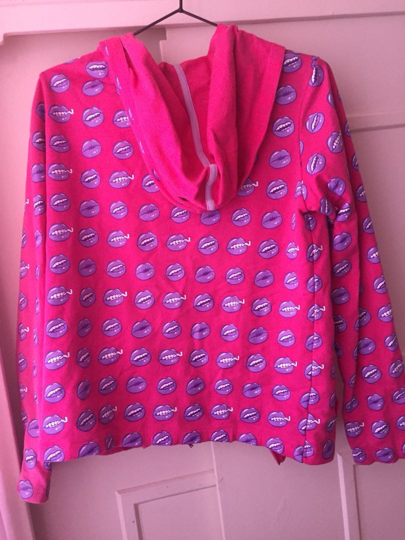 Jacket (Category: Coats, Jackets and Outerwear) located in Kota Kinabalu. Submitted by preloved.new97 (Listing ID 168693435, Image 2). Description: Jacket for sale! Condition: 9/10 (Worn once) .