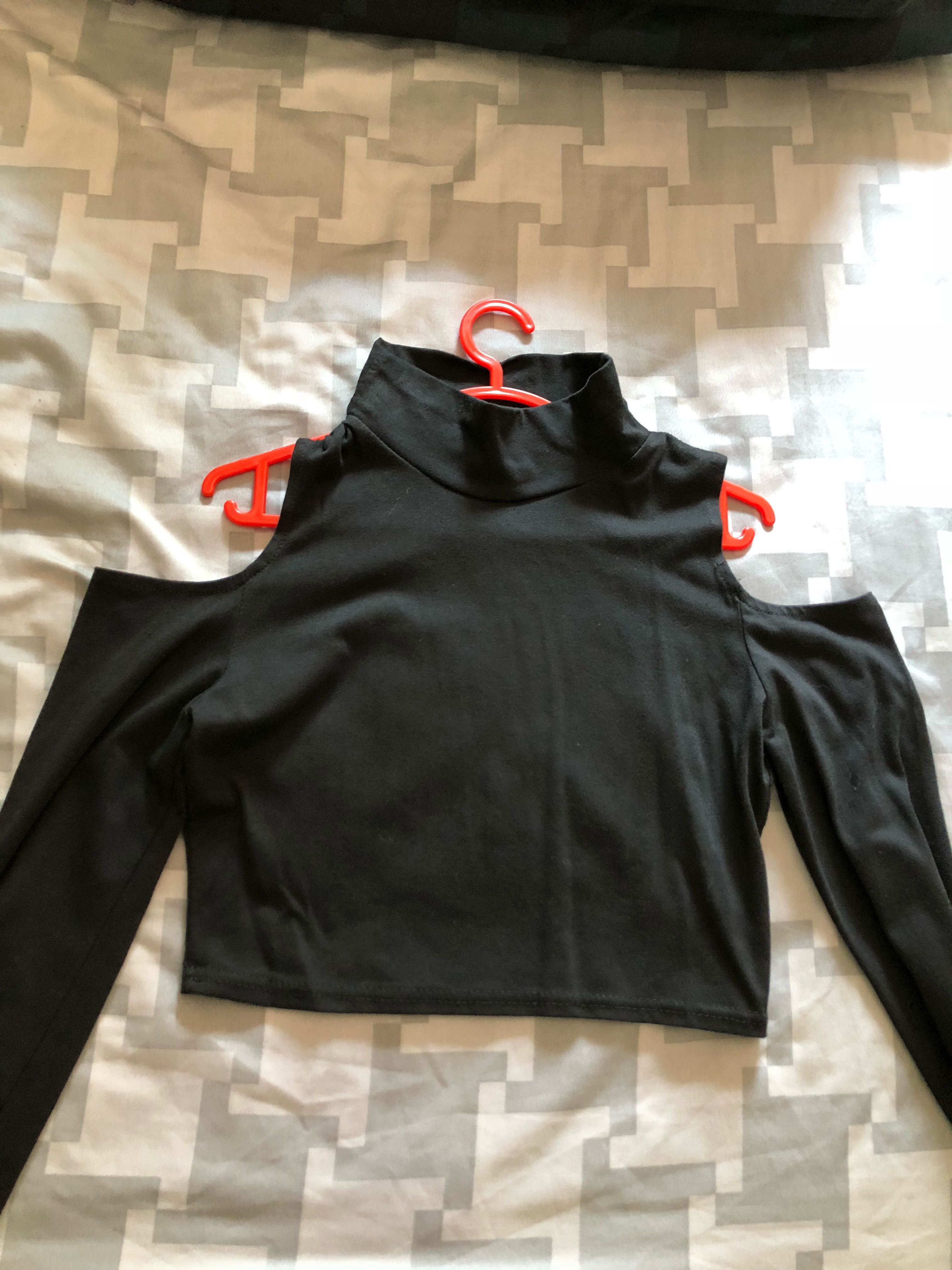 off shoulder turtle neck (Category: Sleeveless) located in Singapore. Submitted by gothcorn (Listing ID 168549749, Image 1). Description: -no defects - material is stretchy can fit size M as well! - meet up location can be varied !! just drop me a dm ☺️ .