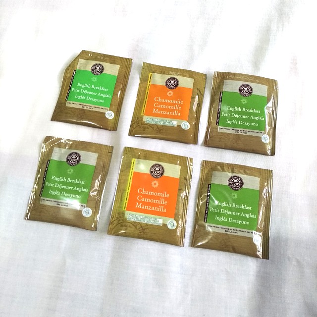 The Coffee Bean And Tea Leaf 6 Teabags 2 Camomile 4 English Breakfast Food Drinks On Carousell