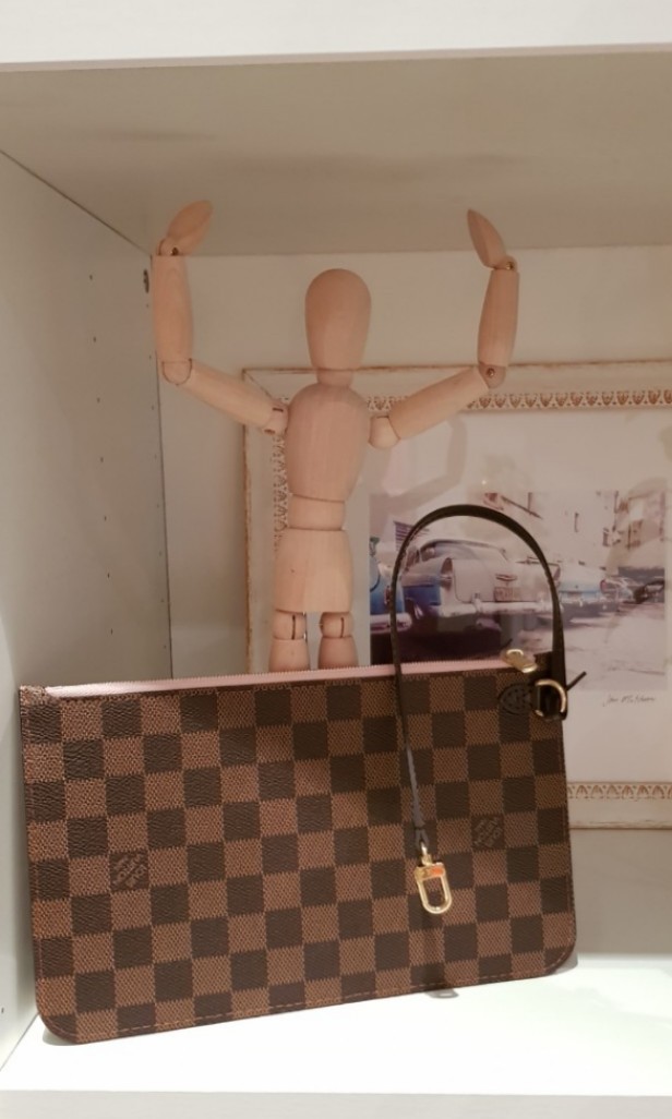 lv neverfull pouch