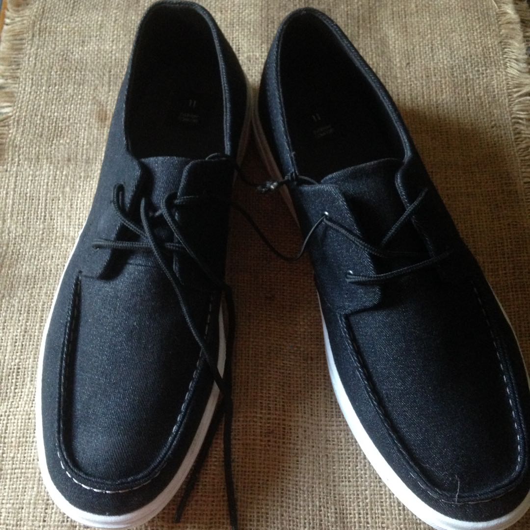 Top-sider (brand from AUS) (Category: Slippers & Slides) located in Bulacan. Submitted by vampirenugglet (Listing ID 169003743, Image 3). Description: Never been worn. Na-stock lang sa bahay. It doesn't fit on my bro Payment via: BPI/LBC/Cebuana.