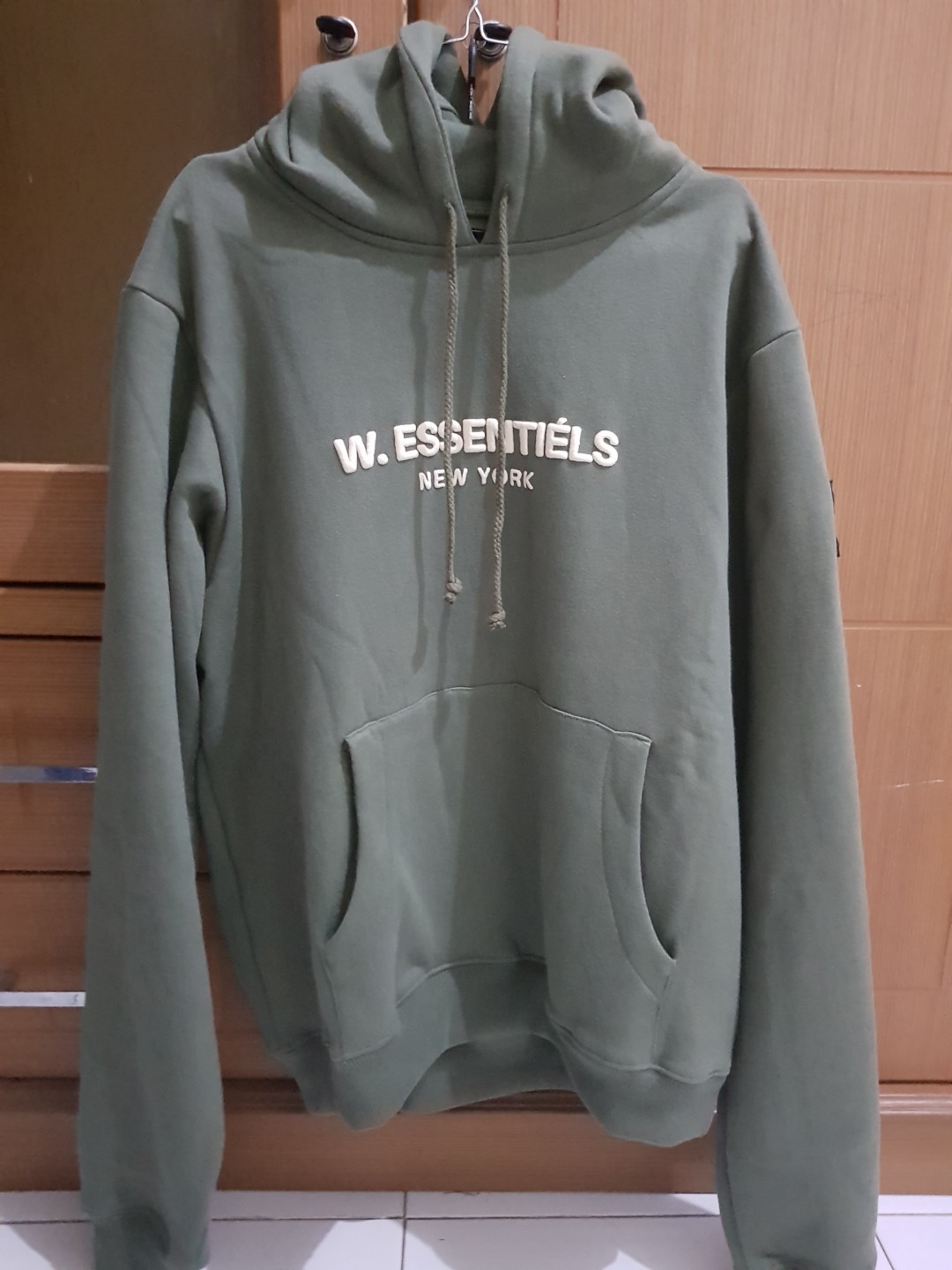 W Essentiels Hoodie Olive Fesyen Pria Pakaian Baju Luaran Di Carousell