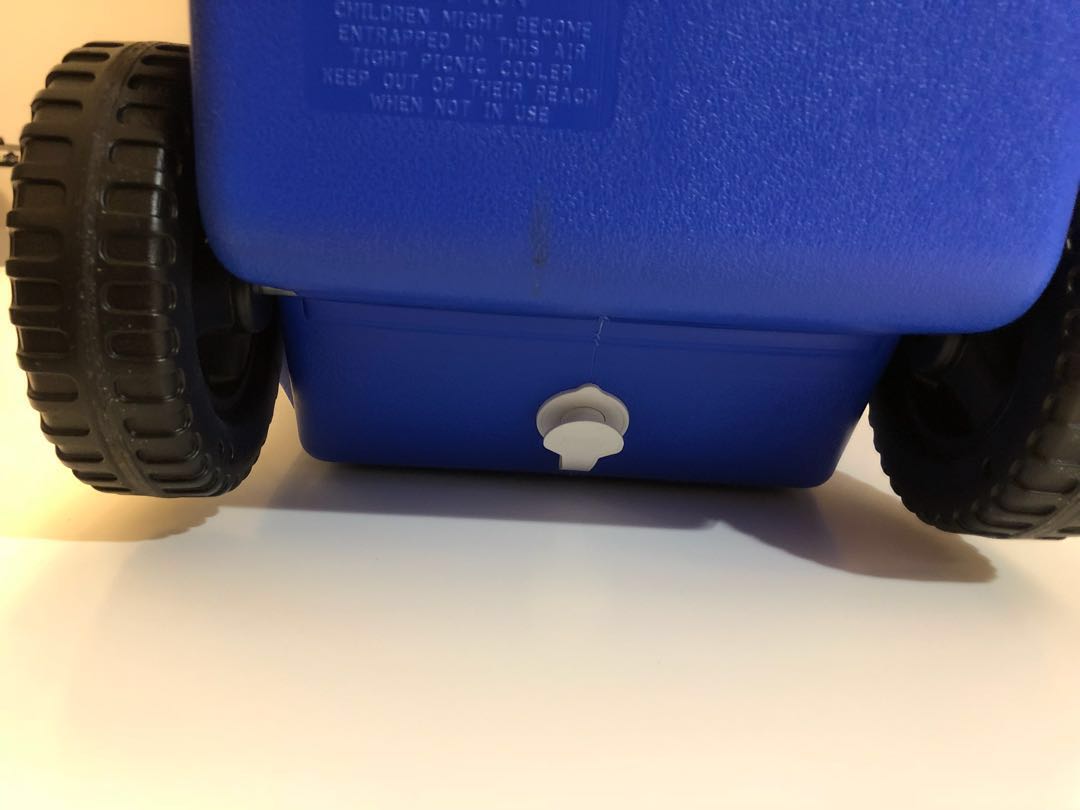 Coleman Cooler Box on wheels, TV & Home Appliances, Kitchen Appliances