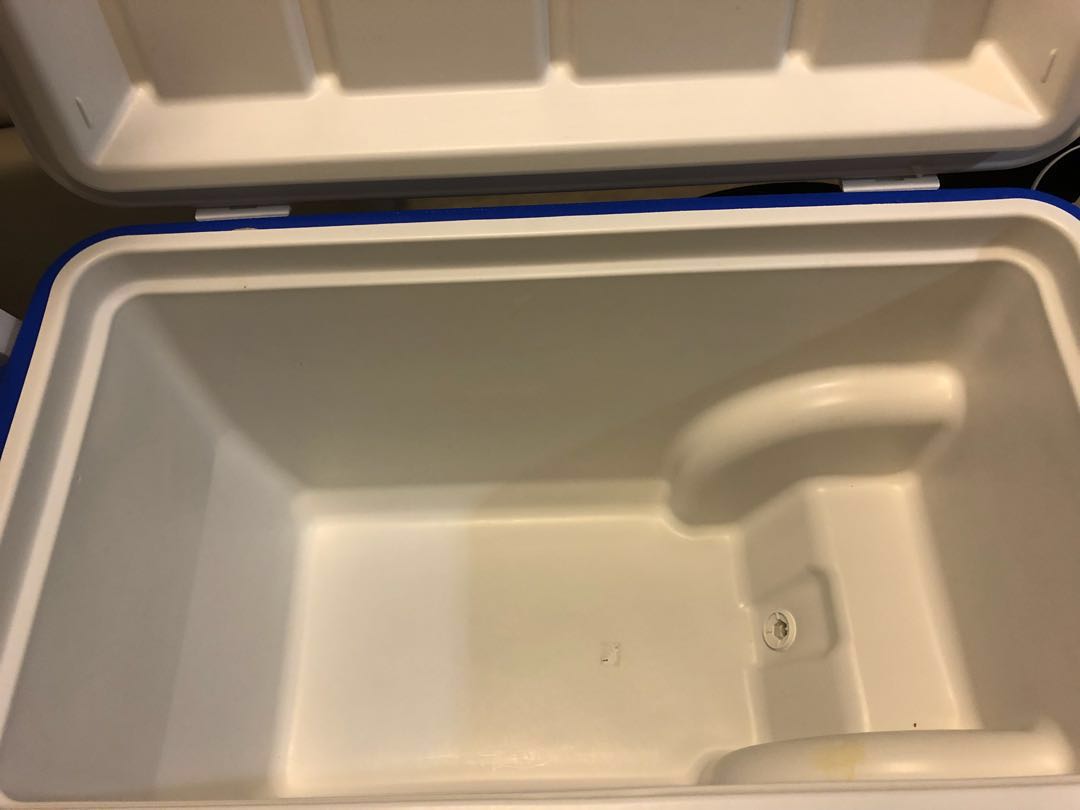 Coleman Cooler Box on wheels, TV & Home Appliances, Kitchen Appliances