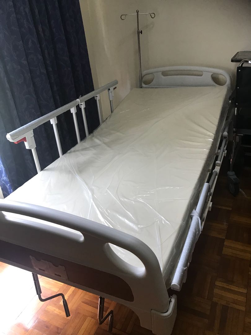 Manual crank hospital bed, Furniture & Home Living, Furniture, Bed