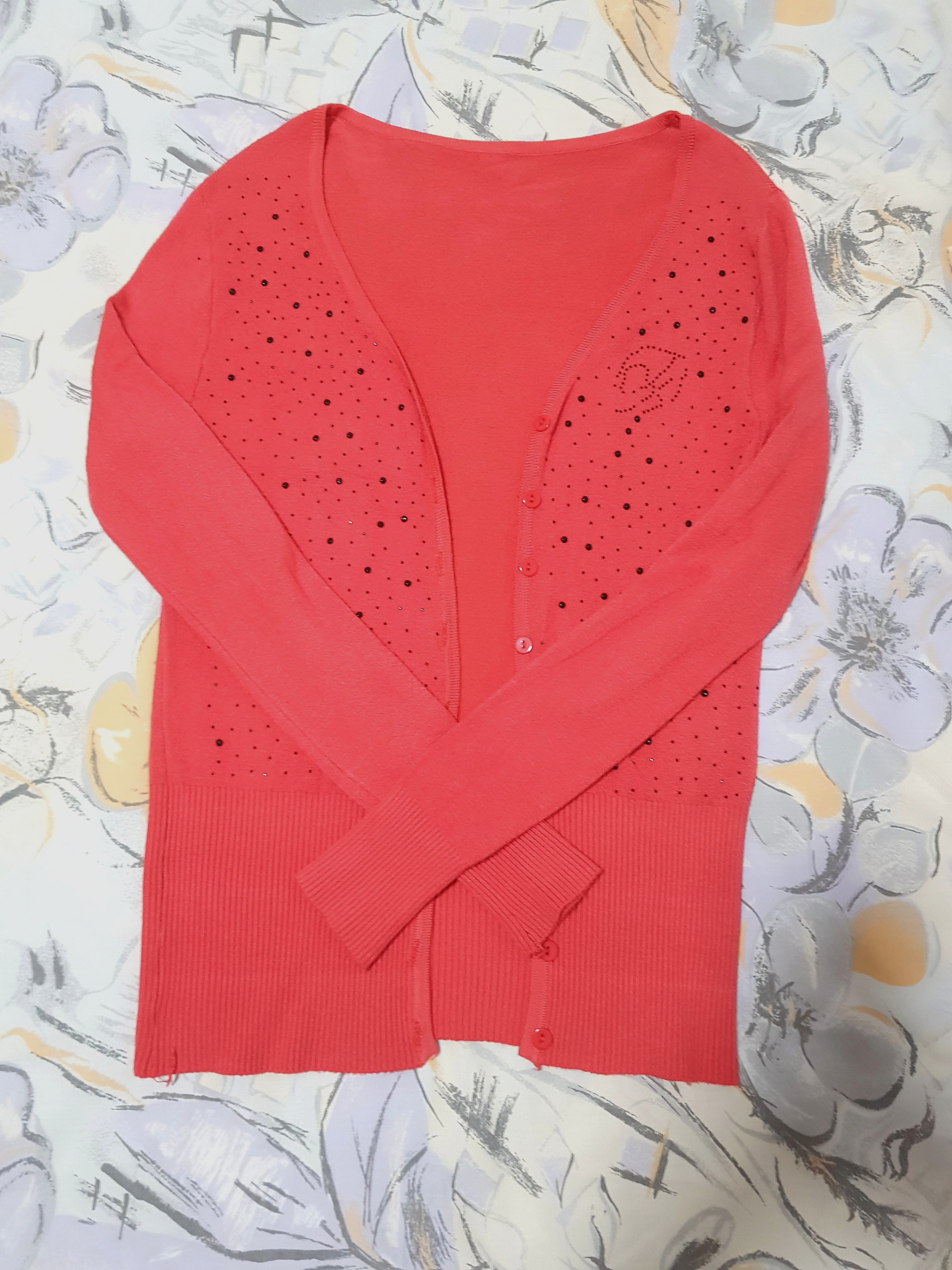 Pink patterned jacket (Category: Coats, Jackets and Outerwear) located in Singapore. Submitted by imaginationzz (Listing ID 169260197, Image 1). Description: Very pretty pink jacket that I bought from Europe Good quality material that will keep you warm too! No tagged size No stains or defects.
